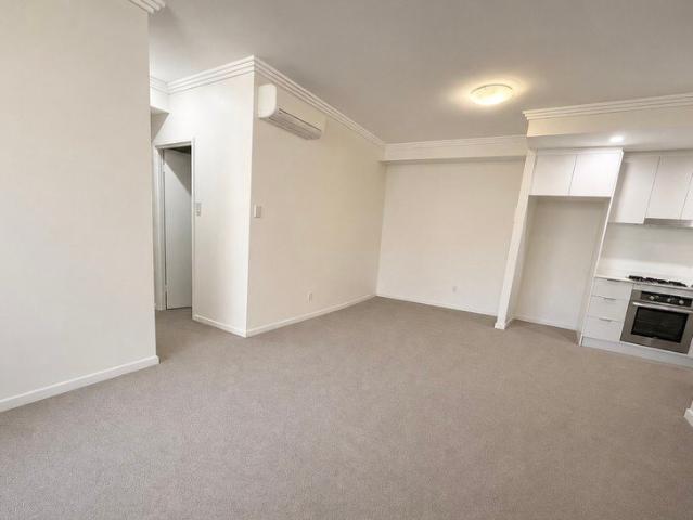 Modern Dual Key 4 Bedroom 2 Bathroom + 2 Car Space Huge apartment with 2 Storages for Sale!