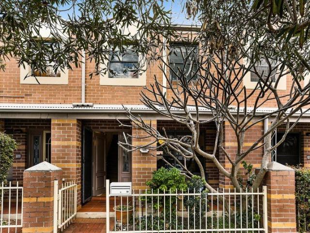 Modern dual level townhouse made for lifestyle