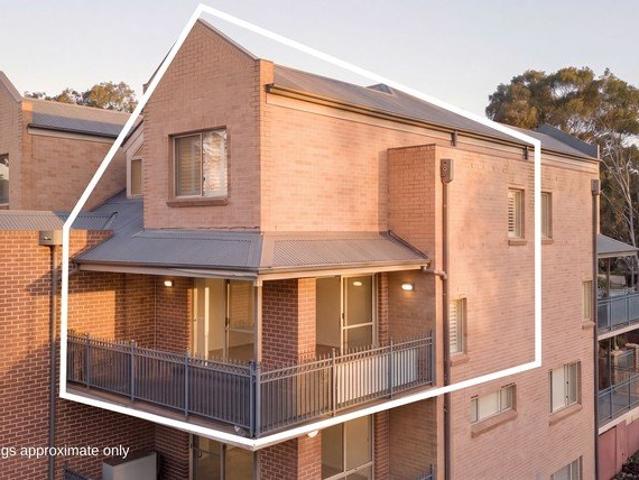 Modern Dual Level Penthouse with Balcony and Ensuite Master