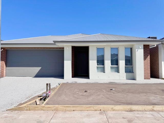 Modern DualKitchen Family Home in Manor Lakes