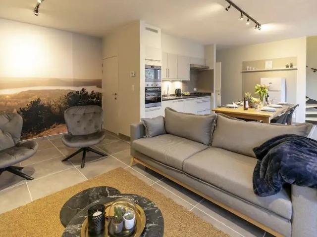 Modern duplex appartement met 2 slaapkamers en parkeerplaats te huur op toplocatie in Maasmechelen