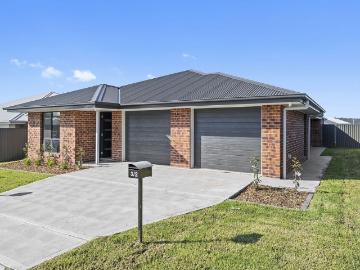 Modern Duplex in Popular New Estate