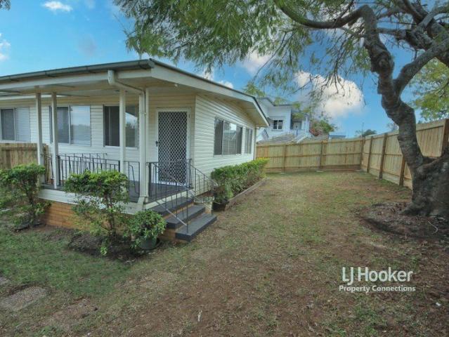Modern Duplex in Prime Petrie Location with Air Con