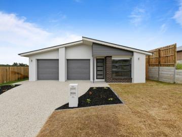Modern Duplex in Prime Ripley Location!