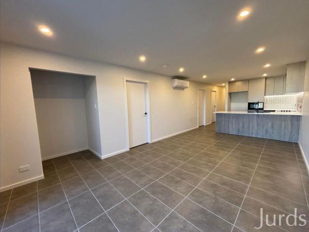 MODERN DUPLEX IN VINEYARD GROVE