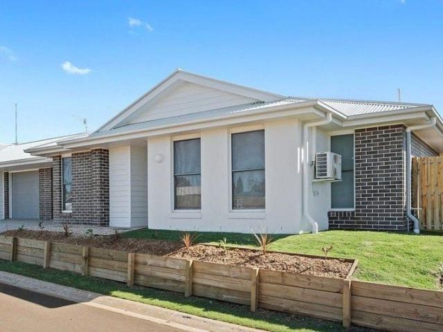 Modern Duplex Living Central to Shops, Schools & More!