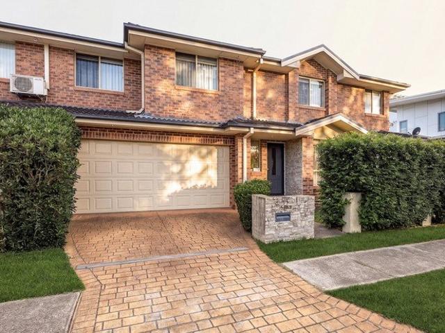 Modern Duplex with Double Garage and Exceptional Outdoor Spaces
