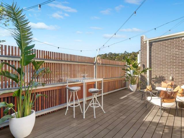 Modern entertainer's retreat just 10 minutes to the surf