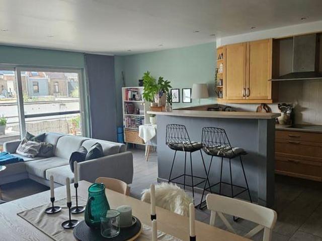Modern en centraal tweeslaapkamerappartement met ruim terras