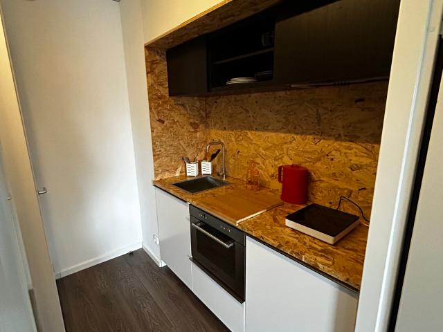 Modern en licht studio in rustige wijk
