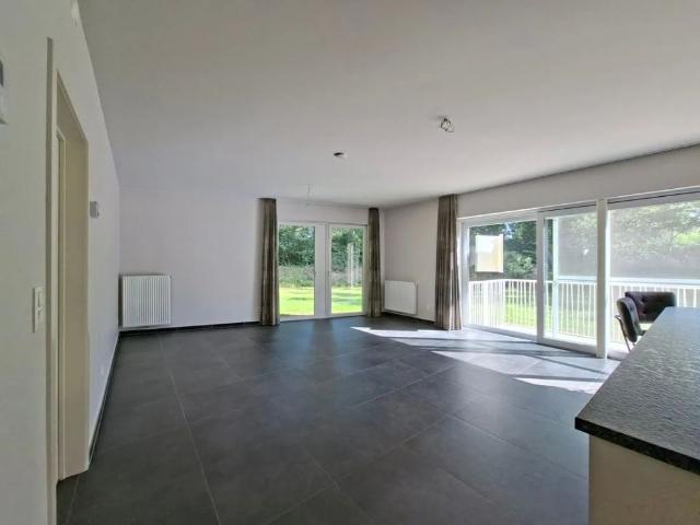 Modern en stijlvol gelijkvloers appartement net buiten Genk centrum