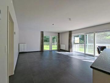 Modern en stijlvol gelijkvloers appartement net buiten Genk centrum