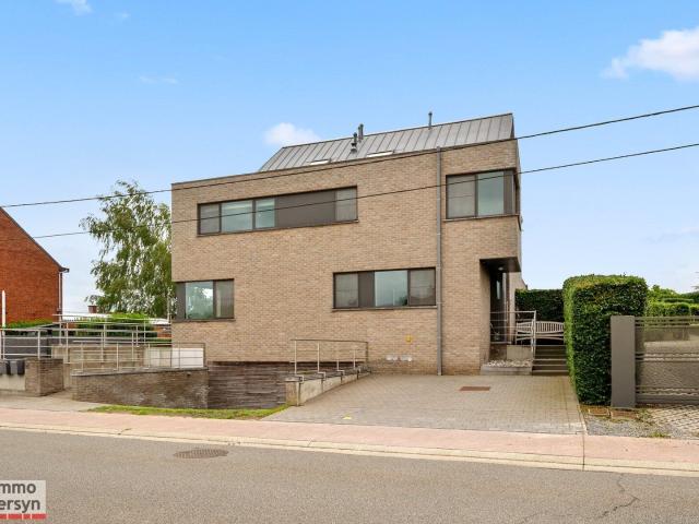 Modern en veelzijdig gebouw met 3 appartementen, rustige.