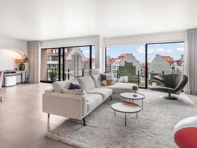 Modern en zeer ruim appartement gevel v. 10 M op de Lipp
