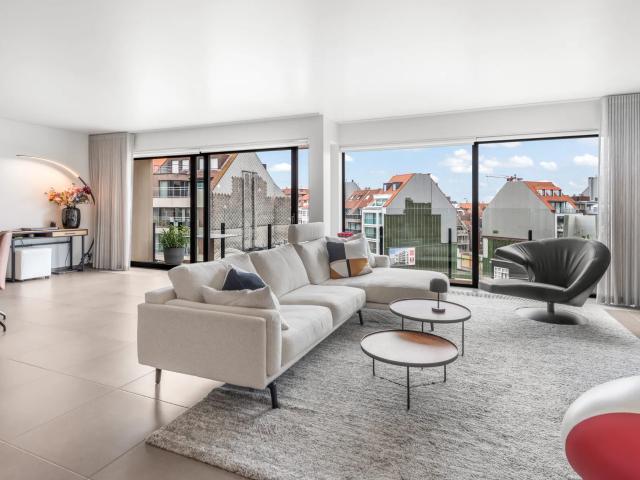 Modern en zeer ruim appartement gevel v. 10 M op de Lippenslaan. Parking mog. in het gebouw