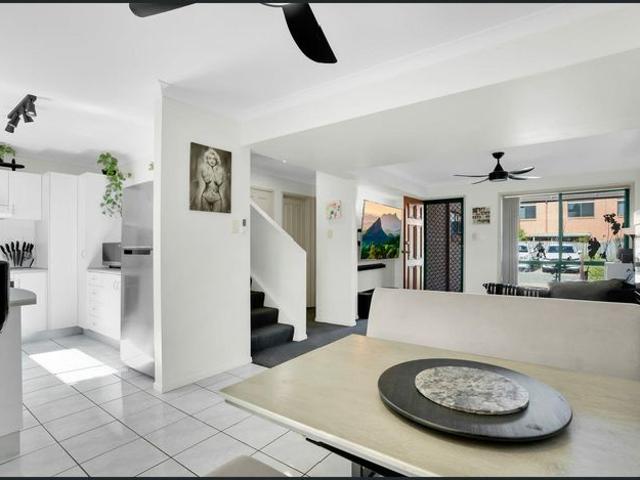 Modern End of Row Townhouse – Stylish Living in Upper Coomera
