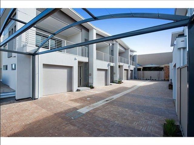 Modern, Energy Efficient Townhouse in Mawson Lakes