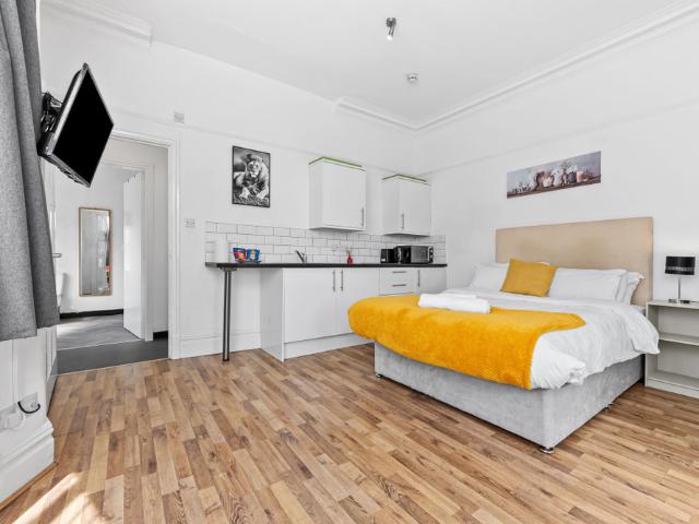 Modern Ensuite Studio Leeds | Free Parking