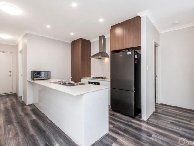 Modern, easy care home Just 800m from Shoalwater beachfront