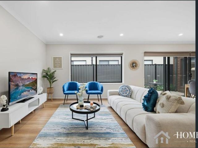 Modern Elegance/ 2 Living Areas