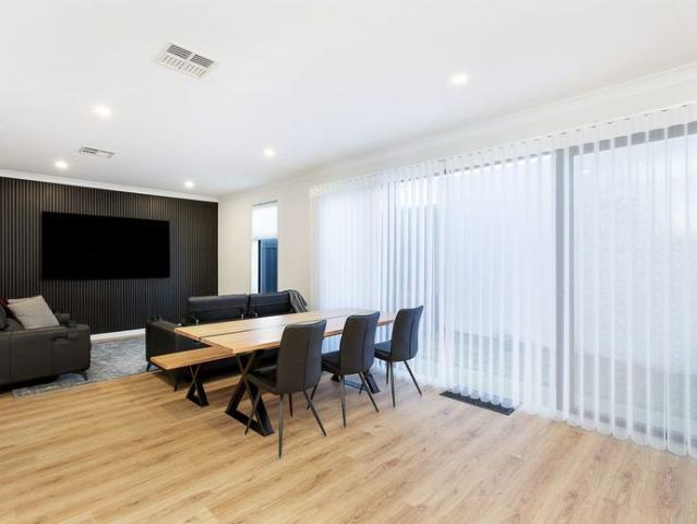 Modern Elegance in Sought After Seacliff Park