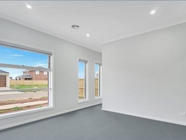 Modern Elegance in Prime Aintree Location!