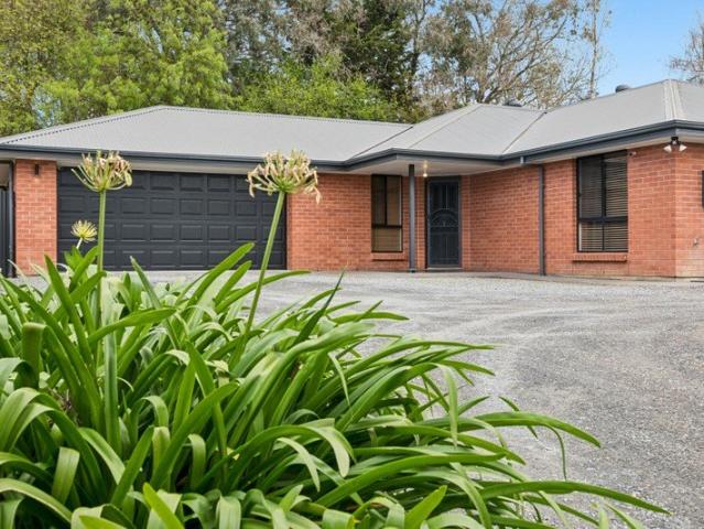 Modern Elegance in the Heart of Nairne
