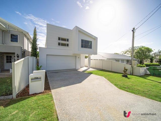 MODERN ELEGANCE ON THE BAYSIDE!