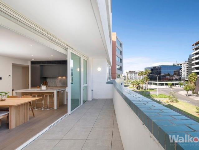 Modern Elegance Meets Effortless Luxe in Fabulous Foreshore Setting