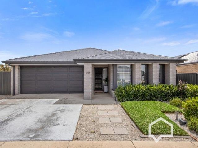 Contemporary Living with Space, Privacy & Year Round Entertaining