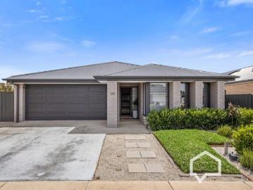 Contemporary Living with Space, Privacy & Year Round Entertaining