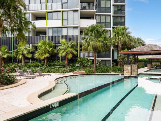 Modern Elegance Meets Urban Convenience Vacant Possesion Available!