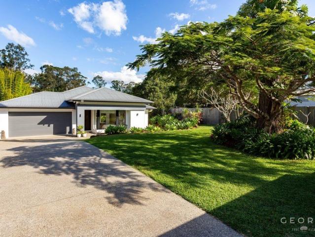 Modern Elegance: Presentation Perfect on Parklike 1903m2