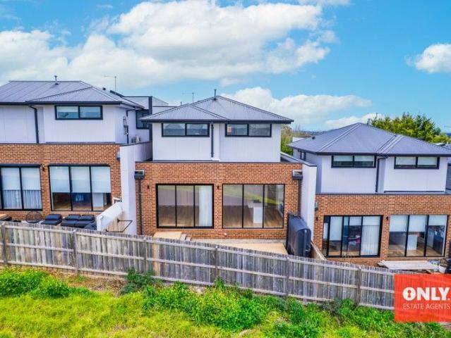 Contemporary Luxury with Expansive Scenic Views