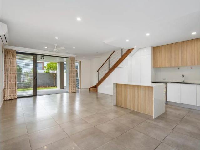 MODERN ELEGANT 3 BEDROOM TOWNHOUSE AVAILABLE FOR RENT RENTAL PRICE $900 PW UNTIL 7/12/2026, THEN INCREASE TO $950 PW STARTING 8/12/2026