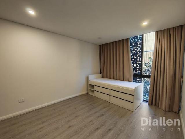 Modern & Elegant three Bedroom Townhouse with Private Garden