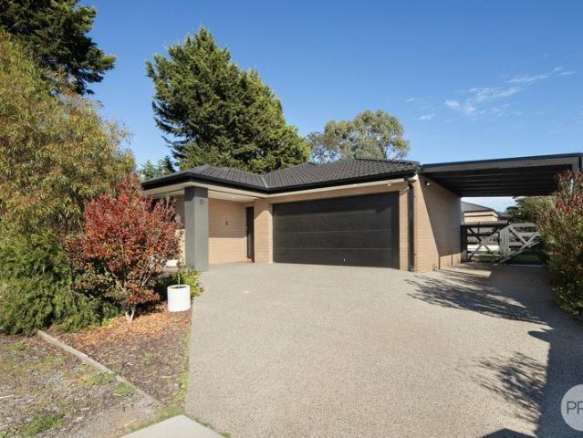 Modern Excellence Meets Country Charm: The Perfect Escape in Ballan