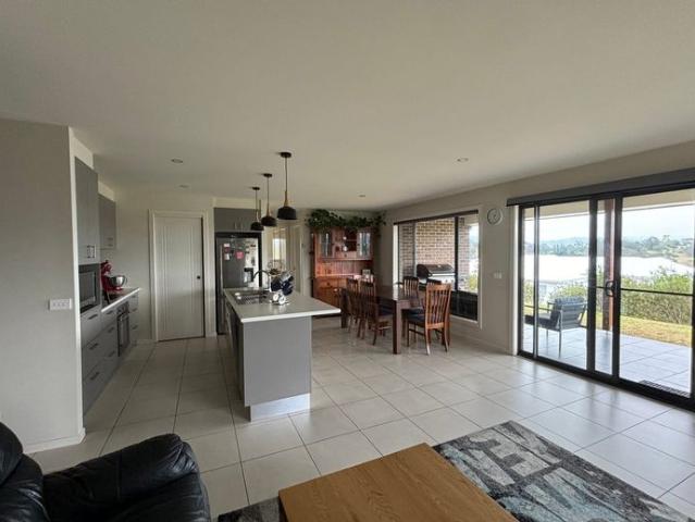 Modern Executive Living on a Sprawling Half Acre Sanctuary $750 Per Week