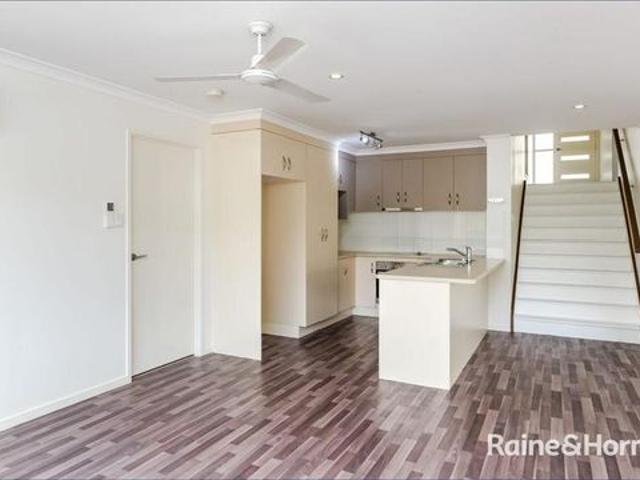MODERN FOUR BEDROOM AIR CONDITIONED HOME IN SOUTH GLADSTONE!