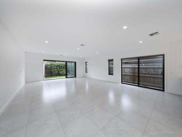 MODERN FOUR BEDROOM HOME IN PRIME LOCATION!