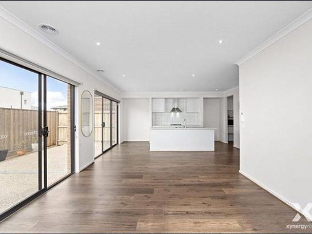 Modern Four Bedroom Home in Upper Point Cook