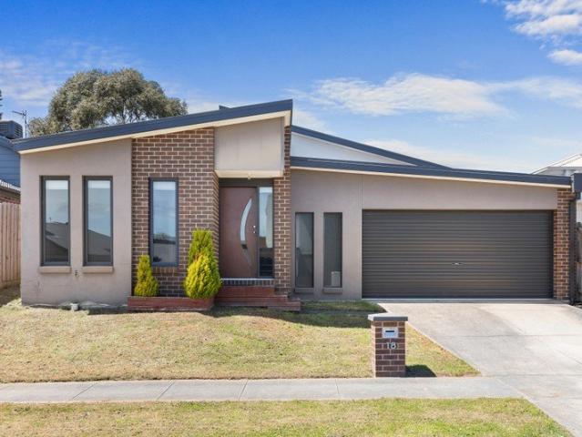Modern Four Bedroom Home Near Ballarat Wildlife Park!