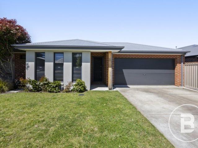MODERN FOUR BEDROOM HOME WITH SPACIOUS BACKYARD