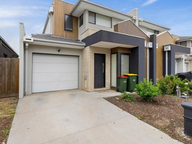 MODERN FOUR BEDROOM TOWNHOUSE