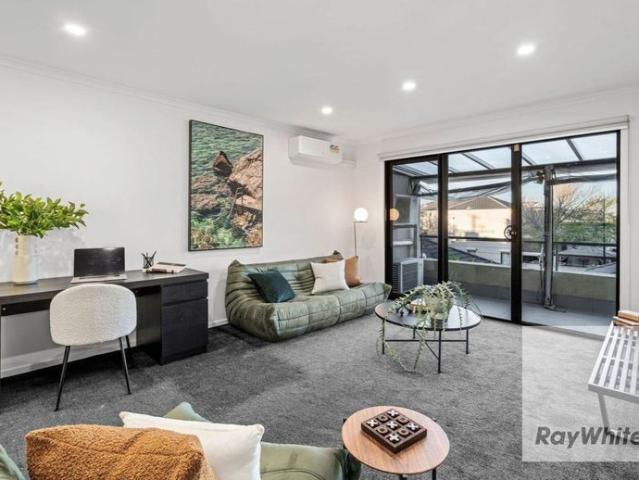 Modern Four Bedroom Townhouse with City Views
