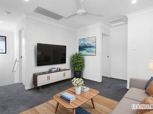 Modern Four Bedroom Townhouse with ducted air con!
