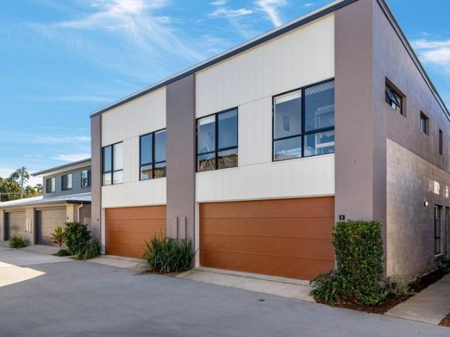 Stunning owner occupied 4 bedroom townhouse with ducted air con and move in Ready!