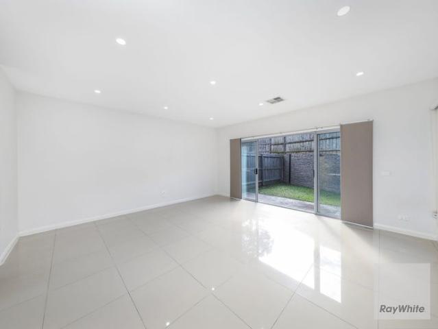 Modern four bedroom townhouse in Cambridge Gardens!