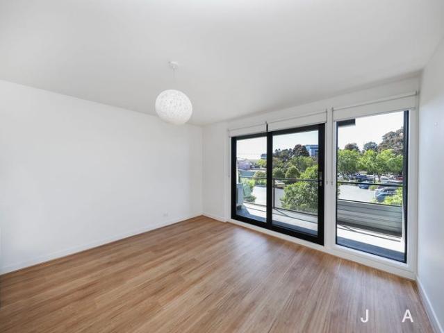 Modern Footscray Living with Village Convenience