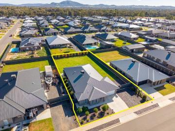 Modern Family Oasis on a Premium 1,033m² Canvas